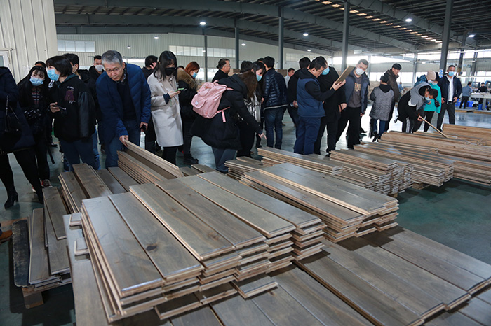 尊龙人生就是博首页地板生产车间